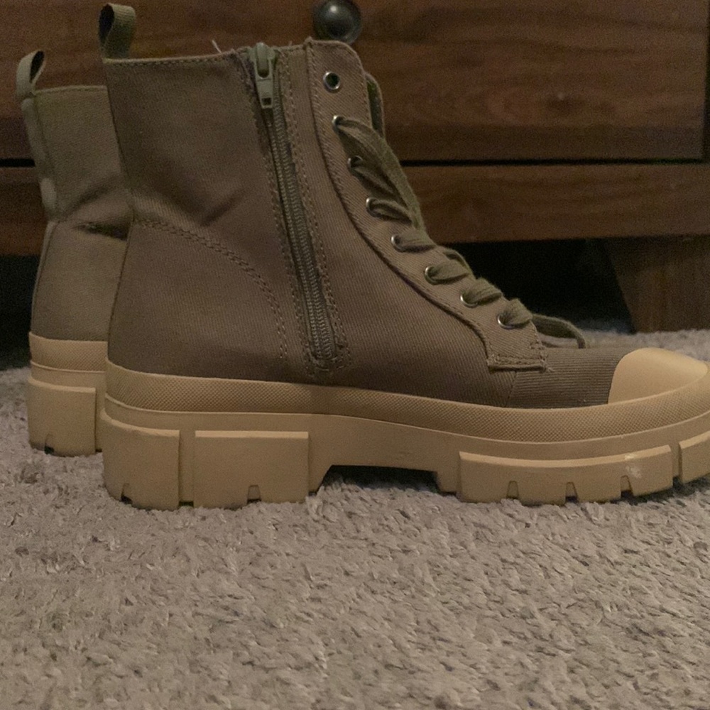 These are a light green with a tan bottom. they would look good with any outfit.